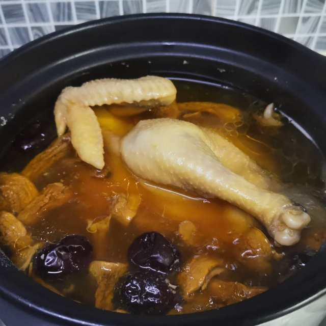 daeri_07's tweet photo. [今晚做鲜到掉眉毛的菌菇鸡汤！采购新鲜土鸡、姬松茸、枸杞和姜片即可，做法简单还暖身～]， https://t.co/Gv8b4wqhuz