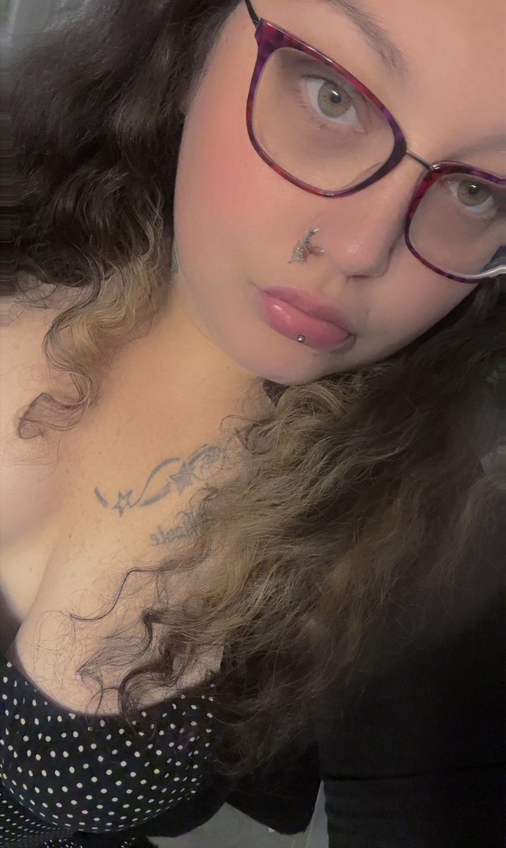 LadyToxic666's tweet photo. I’m actually obsessed with this nose ring 😍😍 https://t.co/xYZjRaX0D0