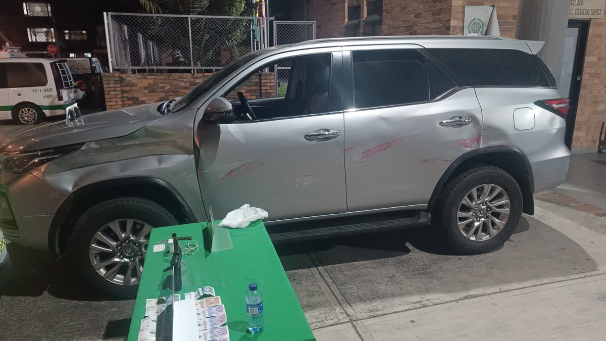PasaenBogota's tweet photo. #BOGOTÁ. ​La noche del 02AGO, sujetos armados que se movilizaban en un automóvil despojaron de su camioneta a una familia en el b/Villa Amalia, loc/Engativá. En una rápida reacción de la Policía, se desató una persecución en la que los sospechosos chocaron contra varios autos antes de ser interceptados. ​El operativo dejó dos capturados, un arma de fuego incautada y el vehículo recuperado.

MÁS👉 https://t.co/t6MIMO6A9P