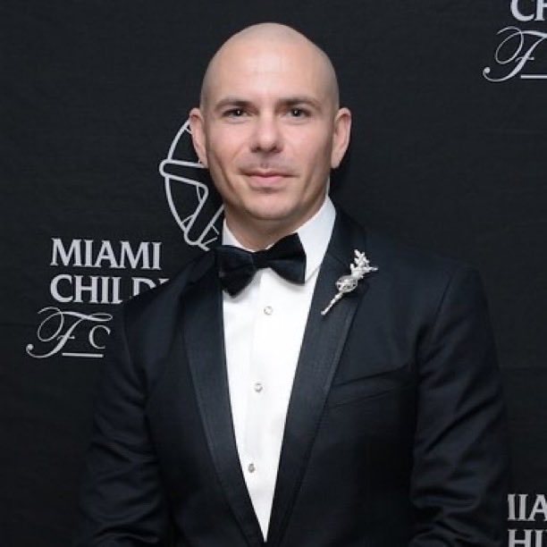 Indie5051's tweet photo. Cuando Pitbull prometió visitar el Walmart  que obtuviera más “me gusta”.

Internet se organizó y  enviaron al cantante a un Walmart, en Alaska. https://t.co/WzjmCqxspj