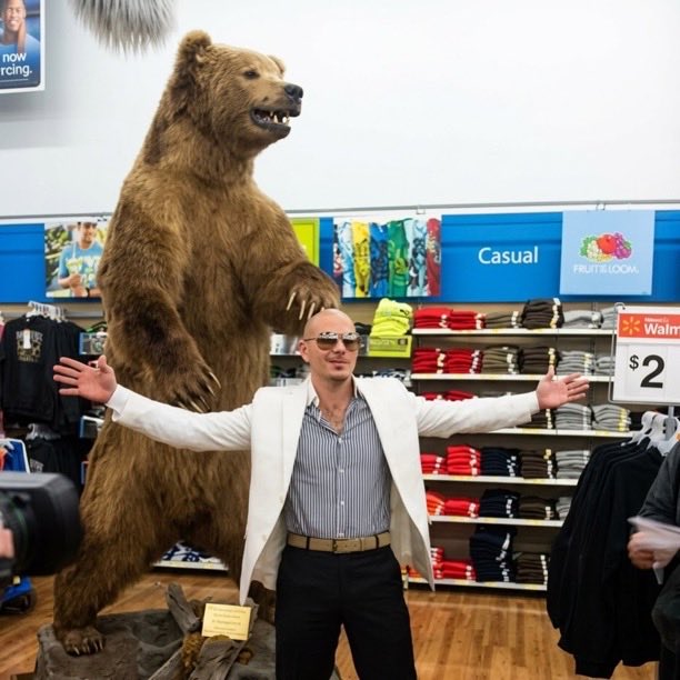 Indie5051's tweet photo. Cuando Pitbull prometió visitar el Walmart  que obtuviera más “me gusta”.

Internet se organizó y  enviaron al cantante a un Walmart, en Alaska. https://t.co/WzjmCqxspj