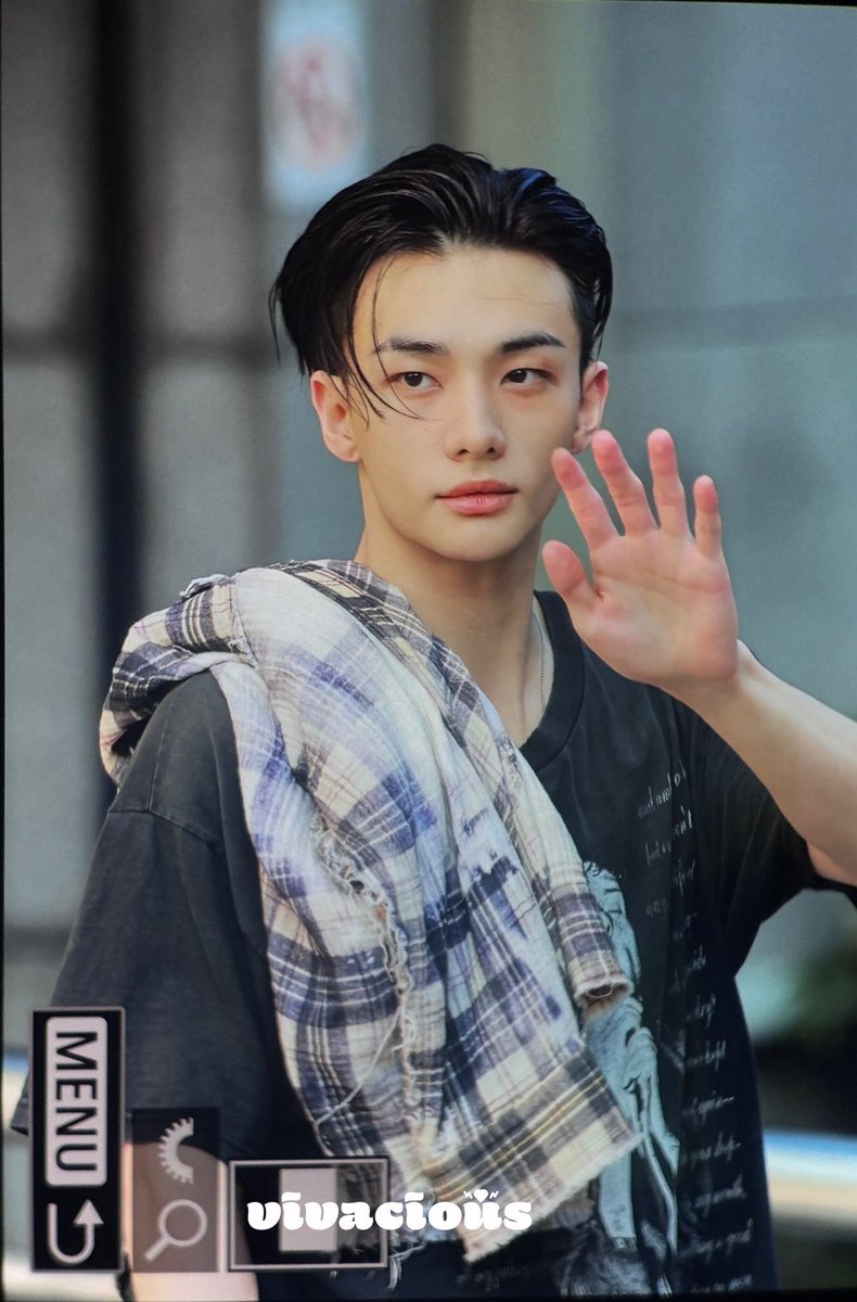 spearhyunnie's tweet photo. HYUNJIN LOOKS SO HANDSOME https://t.co/niF0YVyhBO