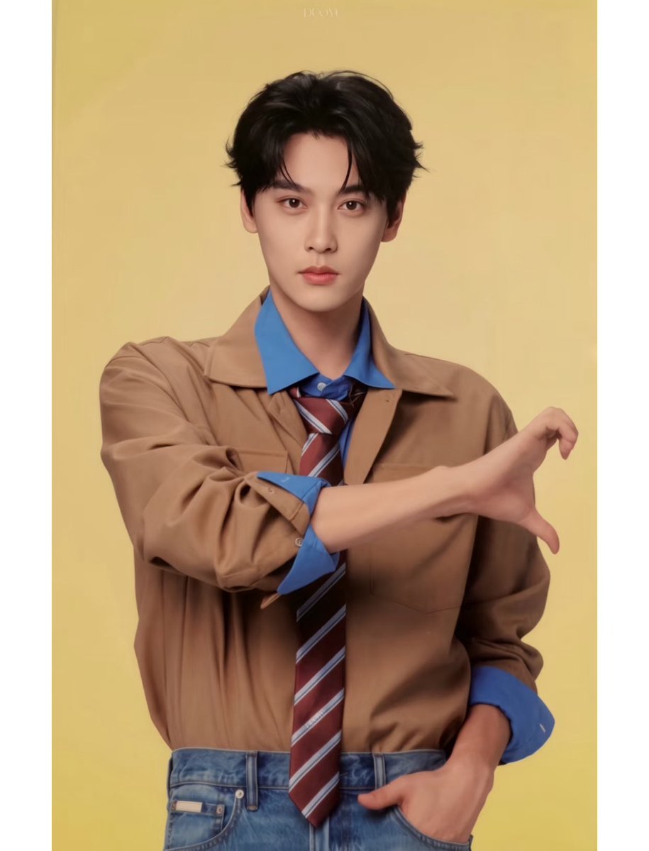 XuningsAngel's tweet photo. How to do the love sign with him 😭

#TianXuning https://t.co/MRSRnAZ0wi