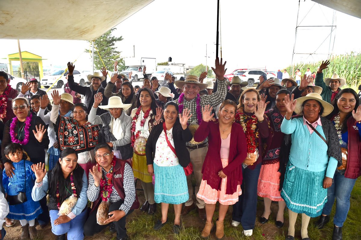 DIFEM_'s tweet photo. Como parte de la segunda etapa del programa Bienestar y Desarrollo Comunitario, entregamos molinos de nixtamal a familias mazahuas de #SanFelipeDelProgreso, con el fin de fortalecer su alimentación, impulsar los productos del campo y contribuir a la economía.  #ElPoderDeServir https://t.co/buqAHklIVd