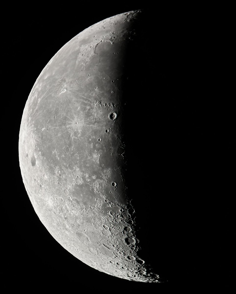 pillowspiee's tweet photo. la lune ce soir, illuminée à 40% https://t.co/Crj1jfEZc8