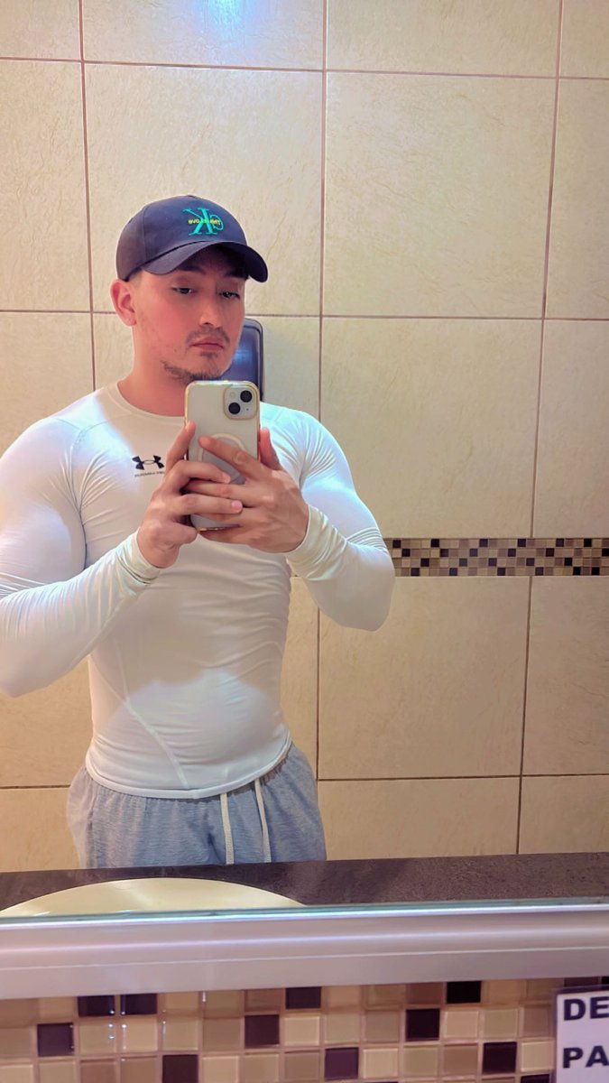 RobbieAzz1's tweet photo. Fuy al gym sin boxer🍑🍑🍑🍆 https://t.co/mUppMsjYjY