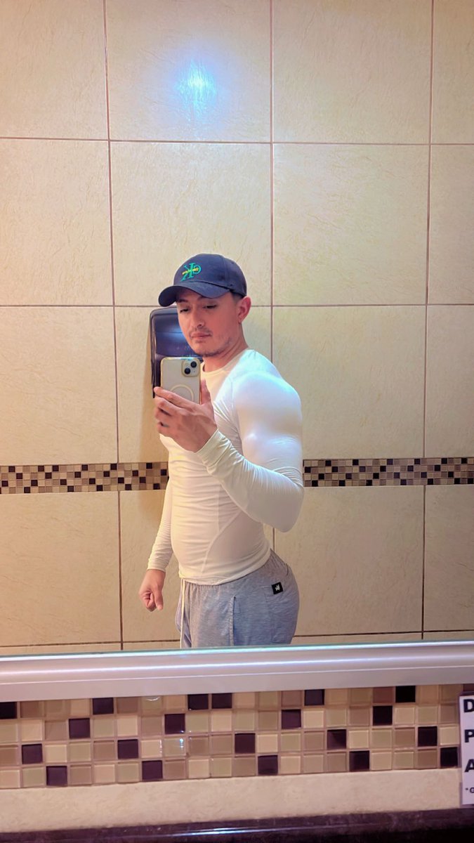 RobbieAzz1's tweet photo. Fuy al gym sin boxer🍑🍑🍑🍆 https://t.co/mUppMsjYjY