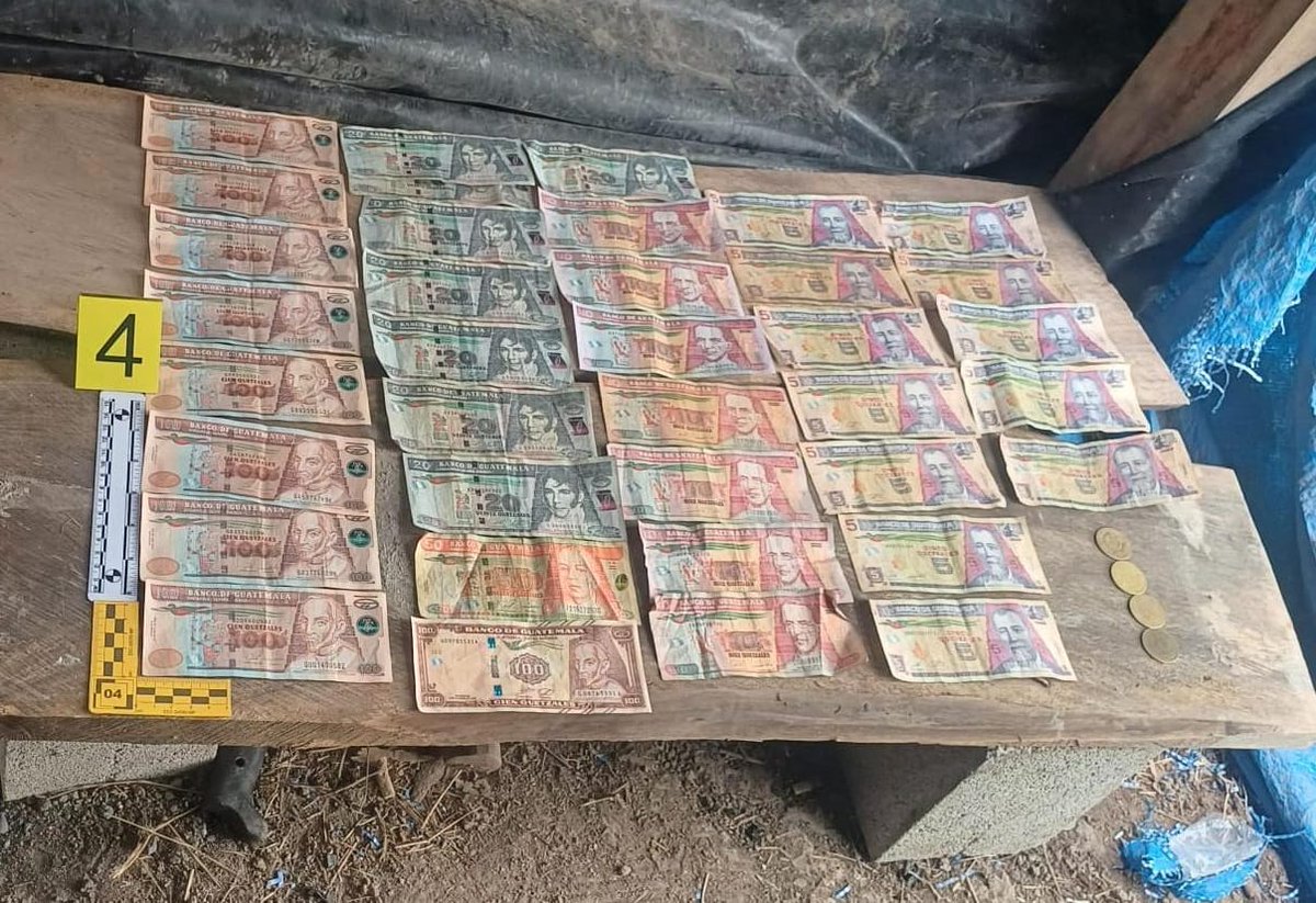 PNCdeGuatemala's tweet photo. Capturado con droga durante allanamiento

Investigadores de la #DEIC, en coordinación con fiscales del MP allanaron un inmueble de la aldea Centro II, Nueva Concepción, Escuintla, donde fue capturado Edgar “N”, de 22 años https://t.co/lZhNyhcnj5