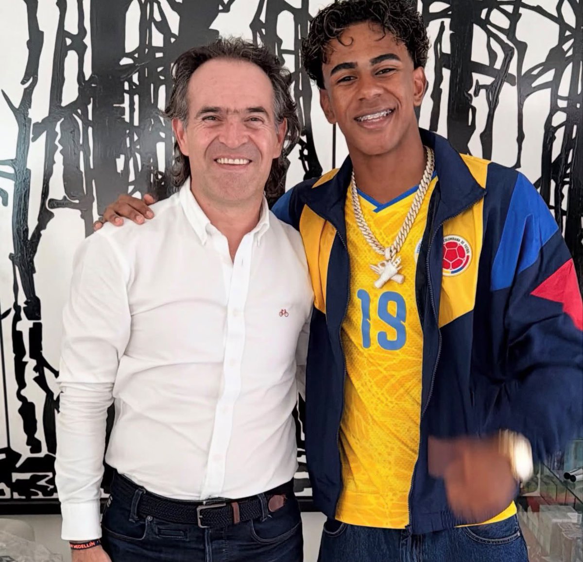 simonmolinag's tweet photo. Definitivamente Medellin es lo mejor y su feria de las flores de fama mundial. 

El campeón mundial Lamin Yamal de visita con nuestro alcalde @FicoGutierrez ⚽️💪✅ https://t.co/yLQUeA2V9e