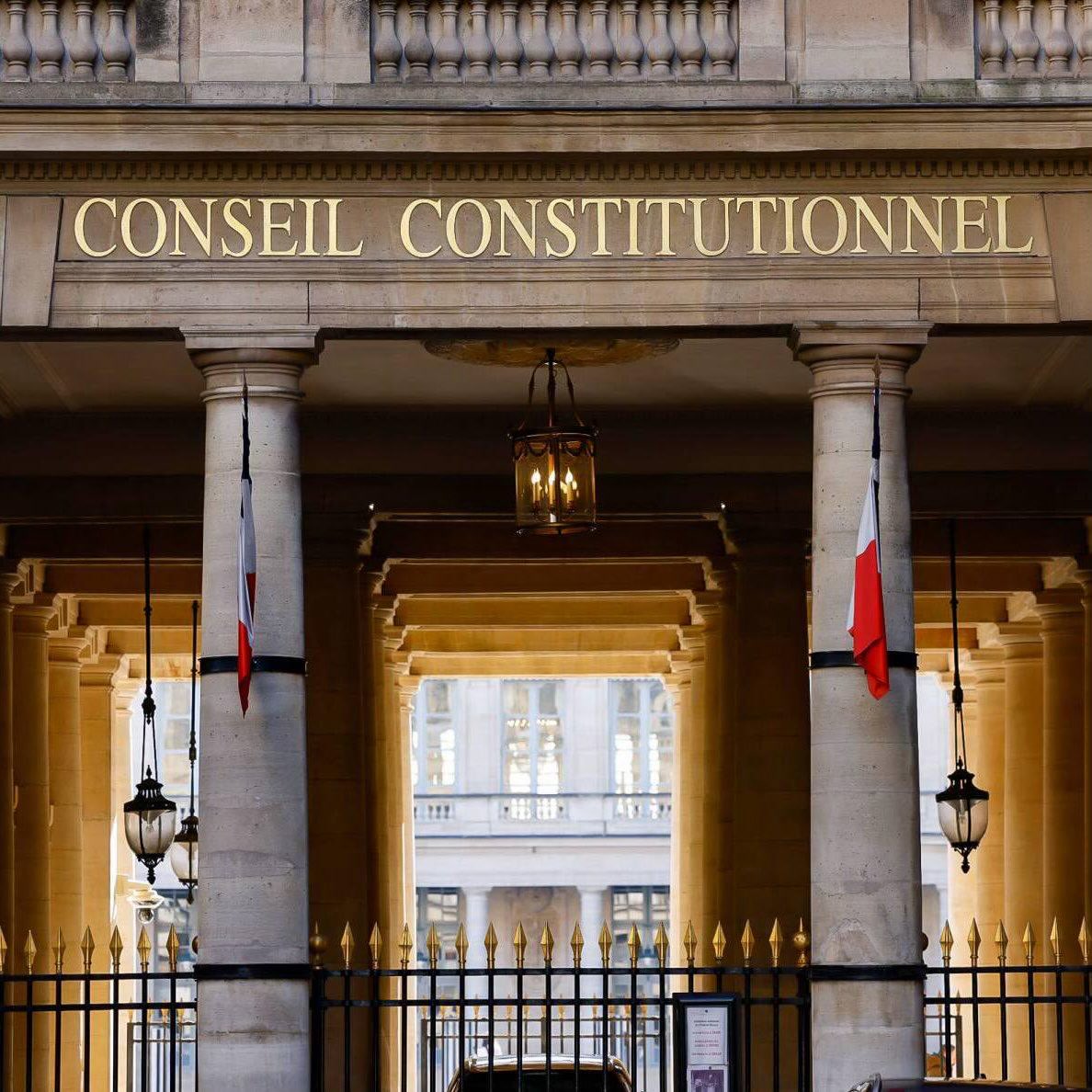 Renardpaty's tweet photo. IL NE PARTIRA PAS !!

Le Conseil constitutionnel ouvre la voie à un régime d’exception inédit !

Coup de tonnerre juridique ce jeudi 6 août : le Conseil constitutionnel valide la création d’un « état d’alerte de sécurité nationale », arme nouvelle et potentiellement lourde de conséquences, inscrite dans la loi de programmation militaire 2024-2030. 

Saisis par plus de soixante députés inquiets, les Sages ont pourtant tranché en faveur de l’exécutif.

Au cœur de la décision : l’article 35, qui instaure un nouveau régime d’« état d’alerte de sécurité nationale » dans le code de la défense.

Concrètement, le gouvernement pourra désormais décréter cet état d’alerte en Conseil des ministres, sur tout ou partie du territoire, dès qu’une « menace grave et actuelle » sera identifiée.

Face aux craintes d’un basculement autoritaire, le Conseil constitutionnel a posé deux garde-fous : la menace devra s’appuyer sur des « éléments matériels suffisamment caractérisés », et le décret pourra être attaqué devant le Conseil d’État. 

Un verrou jugé "suffisant" par les Sages pour avaliser ce nouveau pouvoir d’exception, que la loi assortit par ailleurs d’une extension du renseignement algorithmique et de pouvoirs élargis en temps de crise !