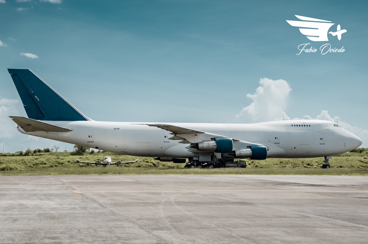 sgaspotting1's tweet photo. ✈️🇵🇾 La increíble historia del Boeing 747-200F que quedó abandonado en Paraguay: el “Jumbo fantasma” del Aeropuerto Internacional Guaraní.

En la plataforma del aeropuerto de Minga Guazú, Alto Paraná, durante años permaneció una aeronave que parecía salida de una película: un enorme Boeing 747 carguero, uno de los aviones más grandes jamás construidos.

Su historia comenzó cuando este Boeing 747-269B(SF), matrícula 9Q-CGI, llegó a Paraguay en 2006. Había sido utilizado para operaciones internacionales de carga, pero una serie de problemas administrativos, legales y relacionados con su documentación hicieron que quedara inmovilizado.

Lo que alguna vez fue una máquina capaz de transportar toneladas de carga alrededor del mundo terminó pasando años detenido, perdiendo valor y convirtiéndose en una postal curiosa para trabajadores del aeropuerto y aficionados de la aviación.

Un gigante de cuatro motores, con una historia de vuelos intercontinentales, quedó atrapado en tierra.

En 2017 volvió a llamar la atención mundial cuando apareció en una campaña publicitaria donde una Volkswagen Amarok parecía mover al enorme Jumbo. La escena se volvió viral porque representaba el contraste perfecto: una pequeña camioneta frente a un avión de cientos de toneladas.

Pero detrás de la imagen había una historia más profunda: la de un avión que pasó de ser símbolo de la aviación moderna a convertirse en un recuerdo silencioso dentro de un aeropuerto paraguayo.

El Boeing 747 revolucionó la aviación comercial, conectó continentes y marcó una era. Que uno de estos gigantes terminara abandonado en Minga Guazú convirtió al aeropuerto paraguayo en protagonista de una de las historias más curiosas de la aviación latinoamericana.

Un Jumbo que llegó desde lejos… y terminó formando parte del paisaje de Paraguay. 🇵🇾✈️ 

📸 @gus_antunez

¿Conocías esta historia?  

#Aviation #Boeing747 #Paraguay #Aviación