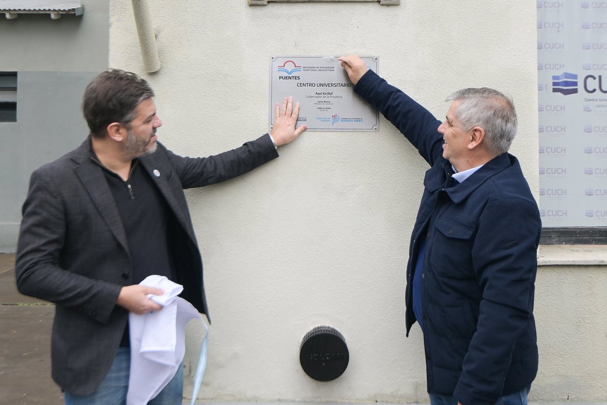 Carli_Bianco's tweet photo. Inauguramos las refacciones que realizamos en el Centro Universitario de Chivilcoy (CUCH) con financiamiento del Programa #PUENTES y entregamos 64 computadoras de #ConectarIgualdadBonaerense a estudiantes de escuelas rurales y de educación especial del municipio.

Además, junto al intendente Guillermo Britos firmamos un convenio para un subsidio que permitirá realizar más obras en el CUCH y les entregamos sus títulos a egresadas de la Diplomatura de Extensión Universitaria en Gestión y Desarrollo de Centros Universitarios, dictada por la @UNQoficial en el marco de #PUENTES

#PUENTES y #ConectarIgualdadBonaerense son dos de las iniciativas puestas en marcha por el gobernador @Kicillofok para impulsar la educación a lo largo de nuestra provincia. 

El conocimiento significa mayores oportunidades para las personas y más desarrollo para la sociedad en su conjunto. Con trabajo e inversión pública estamos construyendo un futuro mejor para los bonaerenses.