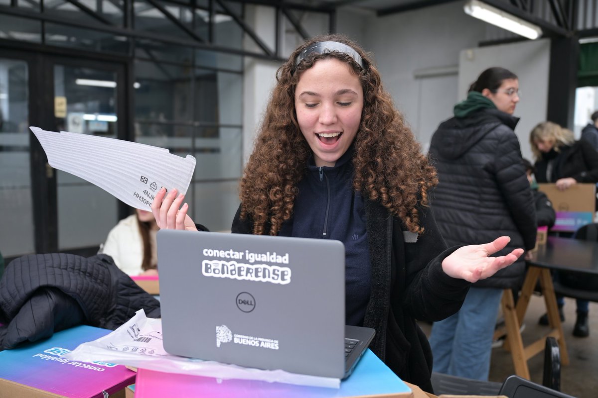 Carli_Bianco's tweet photo. Inauguramos las refacciones que realizamos en el Centro Universitario de Chivilcoy (CUCH) con financiamiento del Programa #PUENTES y entregamos 64 computadoras de #ConectarIgualdadBonaerense a estudiantes de escuelas rurales y de educación especial del municipio.

Además, junto al intendente Guillermo Britos firmamos un convenio para un subsidio que permitirá realizar más obras en el CUCH y les entregamos sus títulos a egresadas de la Diplomatura de Extensión Universitaria en Gestión y Desarrollo de Centros Universitarios, dictada por la @UNQoficial en el marco de #PUENTES

#PUENTES y #ConectarIgualdadBonaerense son dos de las iniciativas puestas en marcha por el gobernador @Kicillofok para impulsar la educación a lo largo de nuestra provincia. 

El conocimiento significa mayores oportunidades para las personas y más desarrollo para la sociedad en su conjunto. Con trabajo e inversión pública estamos construyendo un futuro mejor para los bonaerenses.