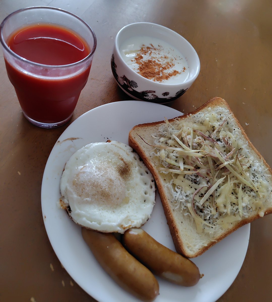 nutty_gin's tweet photo. おはようございます☀先日パン作りを体験しました
なかなか難しかったです

朝ごはんは、しらすのチーズトースト
ネギがなかったので、茗荷をのせてみました
ネギがやっぱり合いますね😅
最近コーヒーからトマトジュースに変えました
今日もだるいけど頑張りますか
#朝ごはん https://t.co/XJo5svB6nG