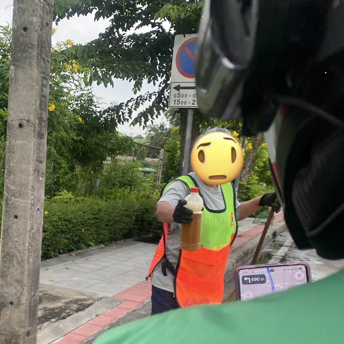 chubbybaiyor's tweet photo. เกือบไปทำงานสาย เพราะ grab ทำน้ำท่อมหล่นกลางทาง ต้องวนกลับไปเก็บ https://t.co/T0gtViDFUg