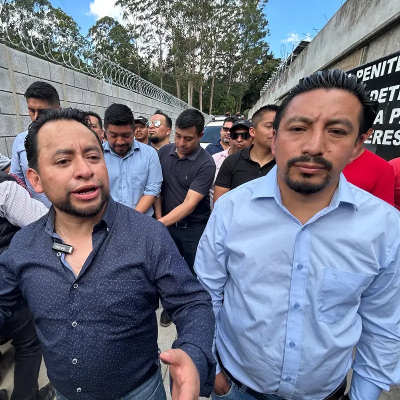 Ricigt1's tweet photo. 🇬🇹⚖️ Tras más de 15 meses en prisión preventiva, los exdirigentes de los 48 Cantones, Luis Pacheco y Héctor Chaclán, hablaron sobre su regreso a la libertad y el proceso judicial en su contra.

🗣️ Pacheco describió su retorno a casa como “un renacer”, mientras Chaclán aseguró que volvería a defender la democracia y participar en las protestas de 2023.

✊ Ambos señalaron que mantienen firmes sus convicciones tras su paso por prisión.