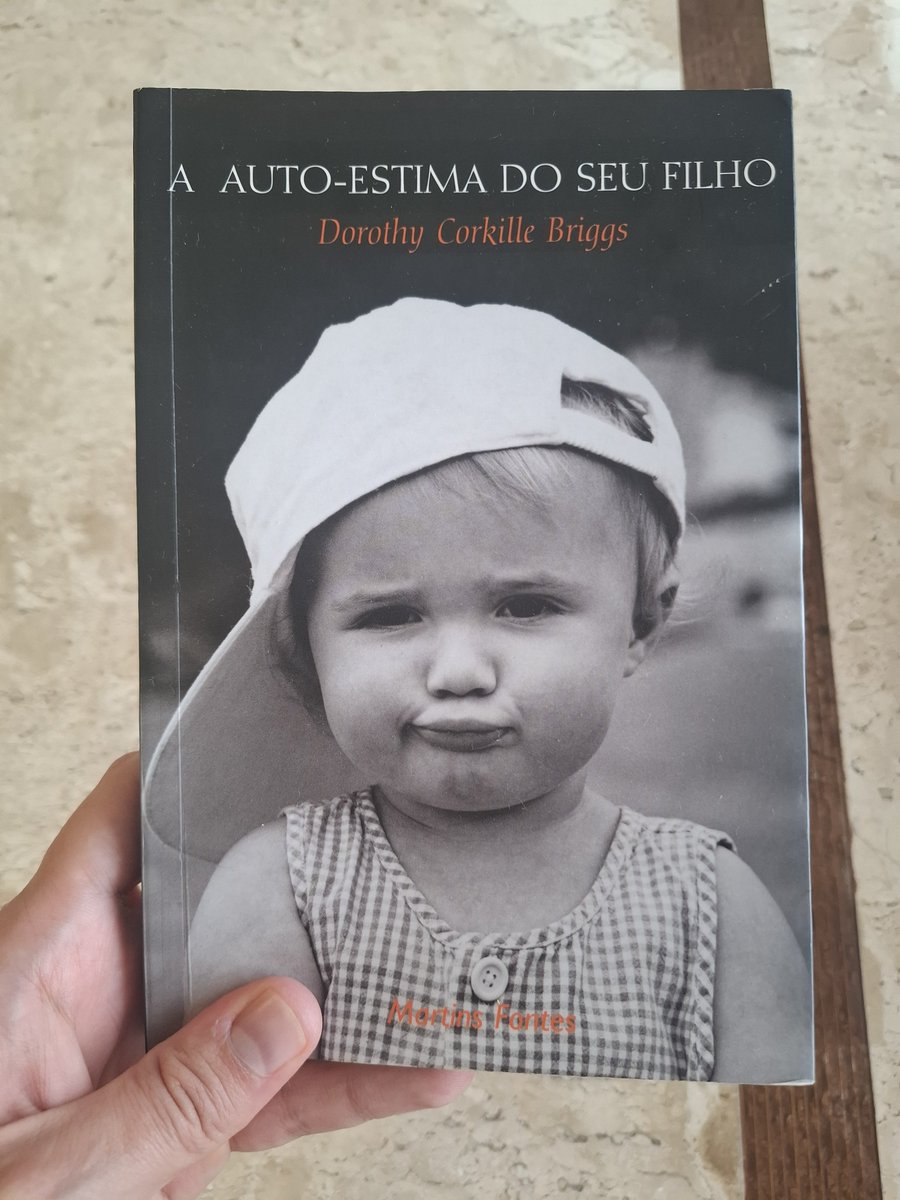 obrunomerlini's tweet photo. Você pode destruir a autoestima e até comprometer o futuro do seu filho usando apenas algumas palavras!

E o mais assustador é que muitos pais fazem isso sem perceber.

Em “A Auto-Estima do Seu Filho”, Dorothy Corkille Briggs mostra como a maneira que falamos, corrigimos, elogiamos e reagimos aos erros de uma criança influencia diretamente a imagem que ela constrói de si mesma.

Frases repetidas como “você não consegue”, “você só faz coisa errada” ou comparações constantes podem parecer pequenas no momento, mas ajudam a formar a voz interior que acompanhará essa criança na vida adulta.

Da mesma forma, respeito, incentivo, limites e palavras bem escolhidas podem construir confiança e segurança.

No post de abaixo link da Amazon com desconto ⬇️