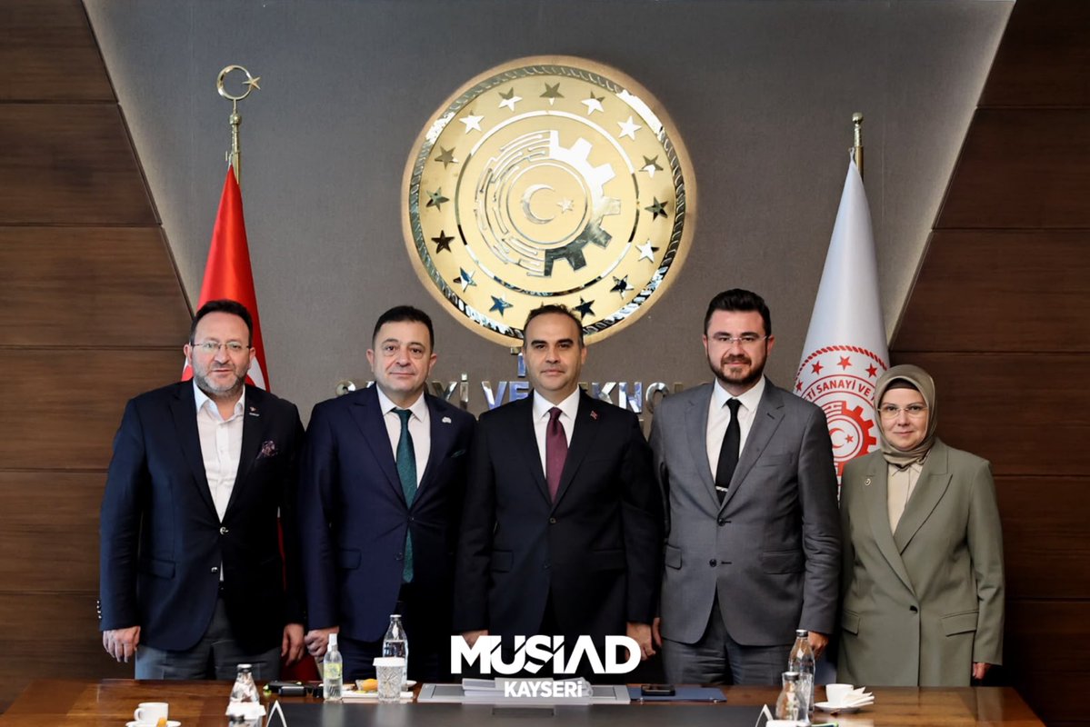 MUSIAD_Kayseri's tweet photo. Başkanımız Ferhat Akmermer; AK Parti Kayseri Milletvekilimiz Sayın Ayşe Böhürler, AK Parti Kayseri İl Başkanımız Sayın Hüseyin Okandan ve Kayseri Organize Sanayi Bölgesi Başkanımız Sayın Mehmet Yalçın ile birlikte, Sanayi ve Teknoloji Bakanımız Sayın Mehmet Fatih Kacır’ı makamında ziyaret etti.

Gerçekleştirilen ziyarette, Kayseri’de hayata geçirilmesi planlanan KADE – Prototipleme ve Mükemmeliyet Merkezi Projesi Sayın Bakanımıza kapsamlı bir şekilde arz edildi. Projenin şehrimizin sanayi, teknoloji, inovasyon ve nitelikli üretim ekosistemine sağlayacağı stratejik katkılar ile bölgesel kalkınmaya sunacağı katma değer üzerine verimli değerlendirmelerde bulunuldu.

Nazik kabulleri, projemize göstermiş oldukları yakın ilgi ve kıymetli destekleri dolayısıyla Sayın Bakanımız Mehmet Fatih Kacır’a teşekkür ediyor, projemizin Kayseri’mize ve ülkemize hayırlı olmasını temenni ediyoruz.

@FERHATAKMERMER 
@mfatihkacir 
@aysebohurler 
@huseyinokandan