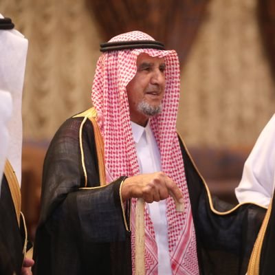 mohammed_kedem's tweet photo. خلال تنقلي السكني في الرياض مابين الربوة والملز والسليمانية، فالروابي لم أجد أجمل جيرة ولا مكانا من الروابي حيث جاورة أسرة الفدا الكريمة العظيمة، وكان الشيخ إبراهيم بن عبد العزيز الفدا - رحمه الله وغفر له وأسكنه فسيح جناته - صاحب السكن..
لقد أسبغ علي بأريحيته حتى شعرت وكأنني صاحب السكن لا المستأجر، كان هذا الشيخ كببر اسم وكريم نفس وعزيز قوم وصاحب خلق رفيع وأسلوب حياة وتعامل بديع كلها تواضع وطيبة ونقاء وبراءة ومودة نثر عبقه الإنساني في كل أسرته.. حبابة ولبابة وصفاء روح وسيرة صافية وحسن خلق وتعامل نقي ومحبة عامة حتى للغير من عامة الناس زرعها في أسرته..
الشيخ إبراهيم رحمه الله كان جواري له ولأسرته العظيمة الكريمة كأنها هدية لي من الله حيث عرفت منه ثم منهم حينها ولاحقا الوفاء والطيبة والنفعة والوقفات الحانية وروح التسامح الإنساني ونقاء السريرة. أسرة زرع فيهم الشيخ إبراهيم جمال الروح وعذوبة الكلام والمنطق وصدقه ومحبة الناس في سلوكهم  كترجمة سليمة لتربية والدهم السامقة ليكونوا مثله عظماء أنقياء بسطاء وهم كذلك  رحمه الله ولاغروا في ذلك فقد أضحت أسرة الشيخ إبراهيم كأنهم لي شريان جسد صحيح ونبض قلب سليم محب ونبل تعامل مستمر.. 
ومما أذكر عن هذا الشيخ الورع المتواضع كلما كان في طريقه للمسجد يمشي الهوينا بخطوات الإنسان التقي النقي الساكن في هدوءه وطمأنينته ويتكئ على منسأته قبل ان يلجأ للسيارة وكأنه يسايرها وتسايره في تسابق محبة وتعاطف نحو المسجد في سكينة و وقارالكبار وكنت اذا صادفته في الطريق اتأخر عنه قليلا كنوع من الإحترام والتقدير لهيبته في ذهني يمشي الى المسجد بخطوات وئيدة حتى يبلغ مكانه المتاح دون مضايقة المصلين من تواضعه ثم يؤدي تحية المسجد بكل خشوع مستشعرا عظمة الخالق والوقوف بين يدي خالقه.. 
حين تراه في المسجد أو في المجلس تراه ينظر اليك وكأنه يسلم عليك  يصافحك بقلبه لا بيده ولا بلسانه  وكأنه يحادثك بصوته وهو صامت لكنها طيبة القلب والمحبة في العيون ونقاء الروح والتقائها مع من يحب كانه يحادثك في وداعة ومشاعر إنسانية فياضة خالصة بما يفوق الكلام ورفع الصوت.. 
رحم الله ابو عبد العزيز الشيخ ابراهيم الفدا وبارك الله في اسرته وغشيتهم جميعا الرحمة والسعادة في الدارين الأحياء منهم والأموات كم انا مدين له رحمه الله ولهم حفظهم الله فهم المتواصلون معي وانا القاطع المتكاسل رضي الله عنهم جميعا وارضاهم..