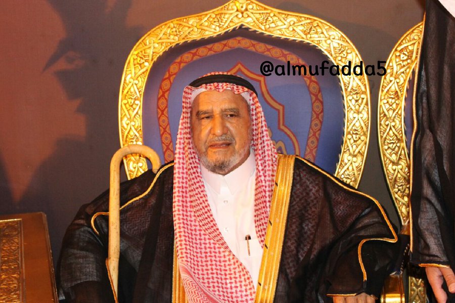 mohammed_kedem's tweet photo. خلال تنقلي السكني في الرياض مابين الربوة والملز والسليمانية، فالروابي لم أجد أجمل جيرة ولا مكانا من الروابي حيث جاورة أسرة الفدا الكريمة العظيمة، وكان الشيخ إبراهيم بن عبد العزيز الفدا - رحمه الله وغفر له وأسكنه فسيح جناته - صاحب السكن..
لقد أسبغ علي بأريحيته حتى شعرت وكأنني صاحب السكن لا المستأجر، كان هذا الشيخ كببر اسم وكريم نفس وعزيز قوم وصاحب خلق رفيع وأسلوب حياة وتعامل بديع كلها تواضع وطيبة ونقاء وبراءة ومودة نثر عبقه الإنساني في كل أسرته.. حبابة ولبابة وصفاء روح وسيرة صافية وحسن خلق وتعامل نقي ومحبة عامة حتى للغير من عامة الناس زرعها في أسرته..
الشيخ إبراهيم رحمه الله كان جواري له ولأسرته العظيمة الكريمة كأنها هدية لي من الله حيث عرفت منه ثم منهم حينها ولاحقا الوفاء والطيبة والنفعة والوقفات الحانية وروح التسامح الإنساني ونقاء السريرة. أسرة زرع فيهم الشيخ إبراهيم جمال الروح وعذوبة الكلام والمنطق وصدقه ومحبة الناس في سلوكهم  كترجمة سليمة لتربية والدهم السامقة ليكونوا مثله عظماء أنقياء بسطاء وهم كذلك  رحمه الله ولاغروا في ذلك فقد أضحت أسرة الشيخ إبراهيم كأنهم لي شريان جسد صحيح ونبض قلب سليم محب ونبل تعامل مستمر.. 
ومما أذكر عن هذا الشيخ الورع المتواضع كلما كان في طريقه للمسجد يمشي الهوينا بخطوات الإنسان التقي النقي الساكن في هدوءه وطمأنينته ويتكئ على منسأته قبل ان يلجأ للسيارة وكأنه يسايرها وتسايره في تسابق محبة وتعاطف نحو المسجد في سكينة و وقارالكبار وكنت اذا صادفته في الطريق اتأخر عنه قليلا كنوع من الإحترام والتقدير لهيبته في ذهني يمشي الى المسجد بخطوات وئيدة حتى يبلغ مكانه المتاح دون مضايقة المصلين من تواضعه ثم يؤدي تحية المسجد بكل خشوع مستشعرا عظمة الخالق والوقوف بين يدي خالقه.. 
حين تراه في المسجد أو في المجلس تراه ينظر اليك وكأنه يسلم عليك  يصافحك بقلبه لا بيده ولا بلسانه  وكأنه يحادثك بصوته وهو صامت لكنها طيبة القلب والمحبة في العيون ونقاء الروح والتقائها مع من يحب كانه يحادثك في وداعة ومشاعر إنسانية فياضة خالصة بما يفوق الكلام ورفع الصوت.. 
رحم الله ابو عبد العزيز الشيخ ابراهيم الفدا وبارك الله في اسرته وغشيتهم جميعا الرحمة والسعادة في الدارين الأحياء منهم والأموات كم انا مدين له رحمه الله ولهم حفظهم الله فهم المتواصلون معي وانا القاطع المتكاسل رضي الله عنهم جميعا وارضاهم..