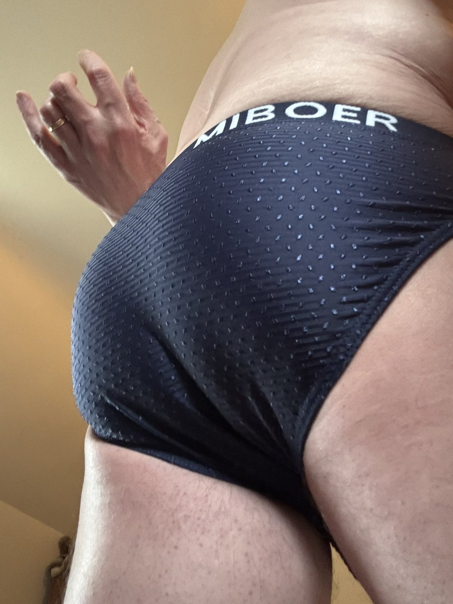 LeeJeffreysGenX's tweet photo. I have no idea why my hand looks like that, but I like the way these briefs make my ass look https://t.co/GaCZChIFV2