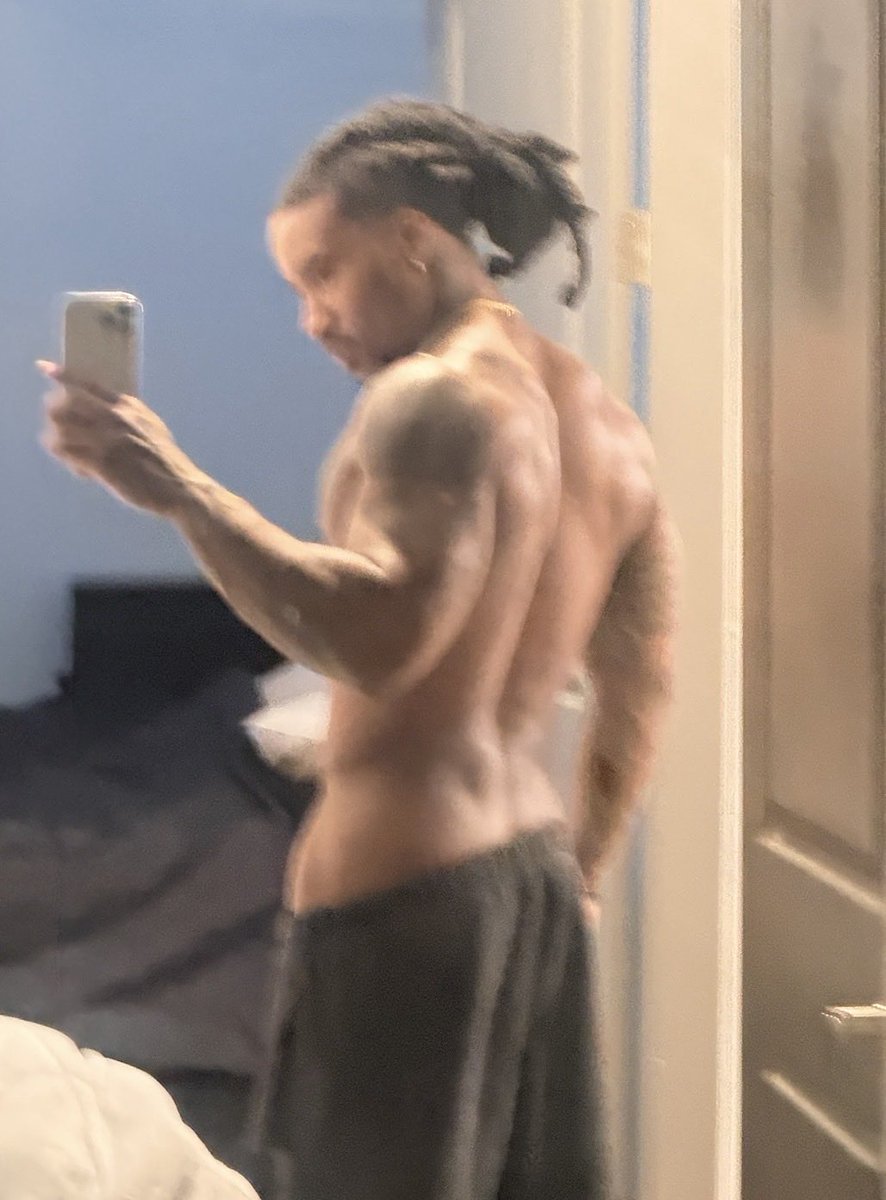officialmckell's tweet photo. Come rub my back baby https://t.co/5Gav0GeNm7