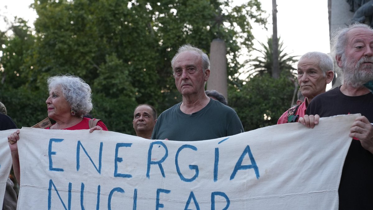 cordopolis_es's tweet photo. FOTOGALERÍA | "Energía nuclear, ni civil ni militar": la Asamblea Antinuclear se concentra en Córdoba https://t.co/kiG4u9WRab https://t.co/WEDEXve5Zb