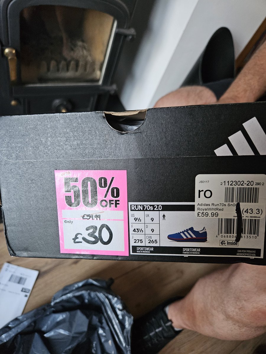 Fi_MrsMossy's tweet photo. @SportsDirectUK my husband found these online (we didnt go into store) turns out I should have made him go to the shop as these cost me nearly £10 if you include the delivery. Yes stores/online can vary but maybe just maybe remove the sticker next time https://t.co/pku28Dqs1I