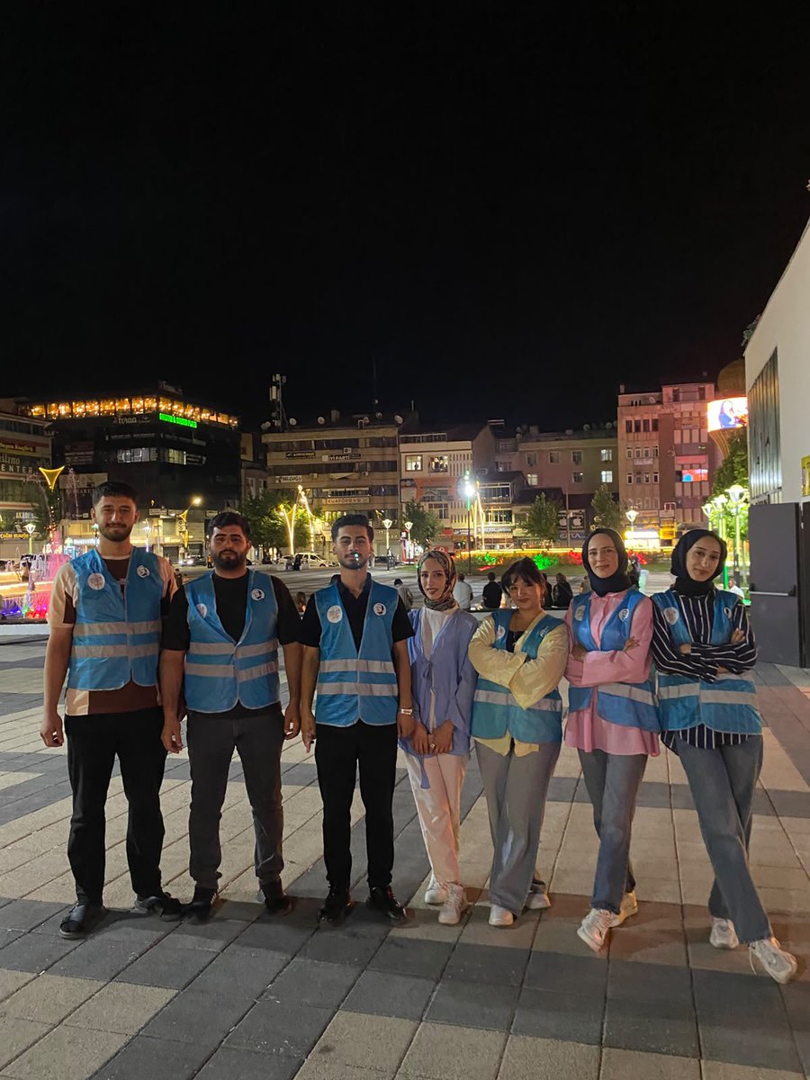 EnessAslan_'s tweet photo. 📍 Kent Meydanı

Gündüz de gece de hemşehrilerimizle omuz omuza, gönül gönüleyiz.
Bingöl’ümüzün en hareketli noktalarından biri olan Kent Meydanı’nda kıymetli hemşehrilerimizle bir araya gelerek çay ikramında bulunduk. 
Bir bardak çayın sıcaklığında muhabbet ettik, hal hatır sorduk; talep ve önerilerini dinledik.

Bizim siyaset anlayışımızın temelinde samimiyet, gönül bağı ve milletimizle daima iç içe olmak vardır. 

Bu anlayışla sadece belirli günlerde değil, hayatın her anında hemşehrilerimizin yanında olmaya, sevinçlerini paylaşmaya ve ihtiyaç duydukları her anda destek olmaya gayret ediyoruz.

Güler yüzleri, samimi sohbetleri ve içten muhabbetleriyle bizleri karşılayan tüm hemşehrilerimize gönülden teşekkür ediyoruz.

AK Gençlik Bingöl… Her anında, hep yanında.
@Haruncintay1 @Muhammed_fd @Edanur_karass @iremzgven12 @RanaDeniz397787 @bingolakparti @AKGenclikGM @bingolakgenclk 
@yenisecmengm @YeniSecmenBingl @tkutluay64