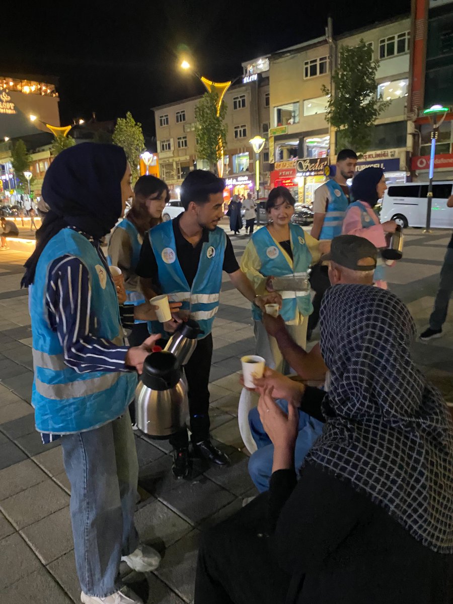 EnessAslan_'s tweet photo. 📍 Kent Meydanı

Gündüz de gece de hemşehrilerimizle omuz omuza, gönül gönüleyiz.
Bingöl’ümüzün en hareketli noktalarından biri olan Kent Meydanı’nda kıymetli hemşehrilerimizle bir araya gelerek çay ikramında bulunduk. 
Bir bardak çayın sıcaklığında muhabbet ettik, hal hatır sorduk; talep ve önerilerini dinledik.

Bizim siyaset anlayışımızın temelinde samimiyet, gönül bağı ve milletimizle daima iç içe olmak vardır. 

Bu anlayışla sadece belirli günlerde değil, hayatın her anında hemşehrilerimizin yanında olmaya, sevinçlerini paylaşmaya ve ihtiyaç duydukları her anda destek olmaya gayret ediyoruz.

Güler yüzleri, samimi sohbetleri ve içten muhabbetleriyle bizleri karşılayan tüm hemşehrilerimize gönülden teşekkür ediyoruz.

AK Gençlik Bingöl… Her anında, hep yanında.
@Haruncintay1 @Muhammed_fd @Edanur_karass @iremzgven12 @RanaDeniz397787 @bingolakparti @AKGenclikGM @bingolakgenclk 
@yenisecmengm @YeniSecmenBingl @tkutluay64