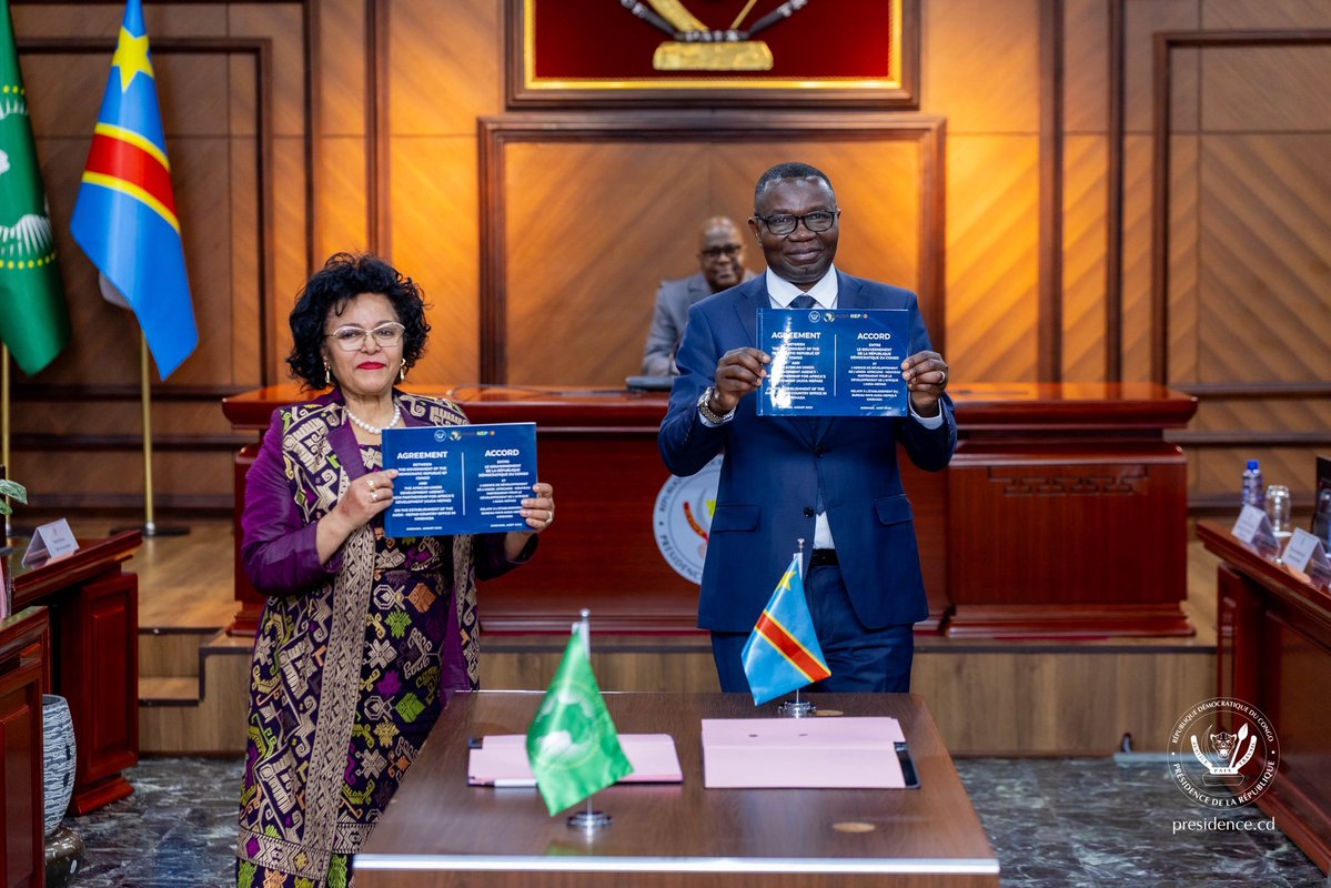 MbulukuMoise's tweet photo. 🛑#JPK ouvre une nouvelle ère de coopération entre la #RDC et l'#AUDA_NEPAD

Le Président de la République, SE Félix-Antoine Tshisekedi Tshilombo @fatshi13 , a présidé, ce jeudi 6 août 2026 à la Cité de l'Union Africaine, la cérémonie de signature de l'Accord portant création du bureau-pays de  @NEPAD_Agency en République Démocratique du Congo. Cette initiative s'inscrit dans sa vision de capitaliser sur l'expertise de cette agence de l'Union Africaine afin d'accélérer la mise en œuvre de projets structurants au service du développement national.

L'accord a été signé par le Ministre du Commerce Extérieur, SE Julien Paluku Kahongya @julienpalukucom , représentant le Gouvernement congolais et Représentant personnel du Chef de l'État auprès de l'AUDA-NEPAD, ainsi que par la Secrétaire Exécutive de l'Agence, Dr Nardos Bekele-Thomas @nardosbthomas.

Le bureau-pays de Kinshasa servira d'interface technique pour l'identification, la structuration et la mobilisation des financements en faveur des grands projets nationaux, conformément à l'Agenda 2063 de l'Union Africaine.

À cette occasion, @julienpalukucom a souligné que cette représentation facilitera également la mobilisation des partenaires techniques et financiers pour des projets intégrateurs tels que le Grand Inga et le Corridor de Lobito. De son côté, la Secrétaire exécutive de l'AUDA-NEPAD a salué l'ouverture de ce bureau, symbole de l'engagement commun de la RDC et de l'Union Africaine à accélérer le développement durable du continent.

Moïse Mbuluku

#UnionAfricaine #RDC #AUDA_NEPAD #Agenda2026 #ProjetsStructurants
