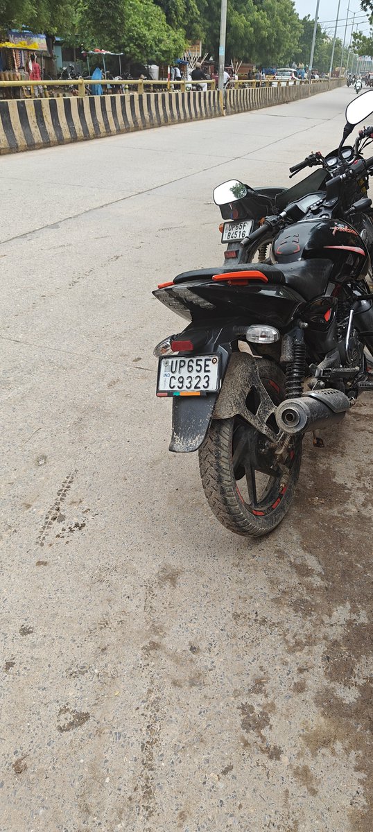 BJYMNAMO87's tweet photo. @varanasipolice @varanasitraffic @dgpup @CMOfficeUP ये सभी वाहन पार्किंग में नहीं है https://t.co/enOFLBTxJd