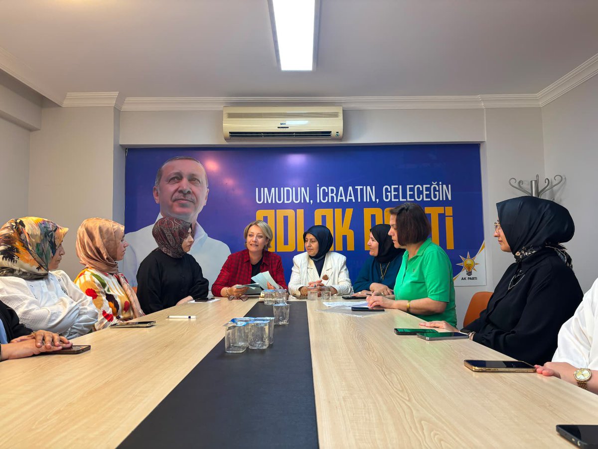 yyaseminozdemir's tweet photo. 📍#Darıca’dayız…

Darıca ilçe kadın kolları başkanlığımızın haftalık olağan toplantısına katıldım.

Aynı amaç etrafında kenetlendiğimiz,emeğini ve yüreğini ortaya koyan tüm yol arkadaşlarıma teşekkür ediyorum. Kadın elinin değdiği her yerde bereket,sevgi ve azim var. 

Cumhurbaşkanımız,Genel Başkanımız Sayın @RTErdogan ‘ın liderliğinde ilk günkü aşkla durmadan,yorulmadan çalışmaya devam edeceğiz.
#DurmakYokYolaDevam 🇹🇷

@Akparti 
@tugbaisikercan 
@AKKADINGM 
@akkadinkocaeli 
@sevgitakan 
@AkKadinDarica 
#akparti #kocaeli #darıca