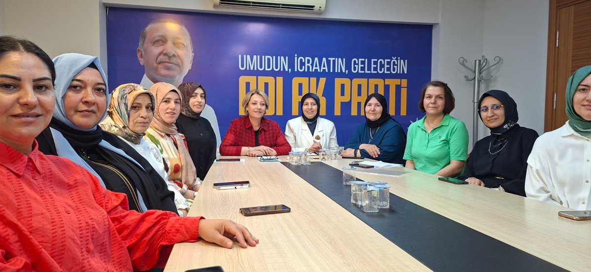 yyaseminozdemir's tweet photo. 📍#Darıca’dayız…

Darıca ilçe kadın kolları başkanlığımızın haftalık olağan toplantısına katıldım.

Aynı amaç etrafında kenetlendiğimiz,emeğini ve yüreğini ortaya koyan tüm yol arkadaşlarıma teşekkür ediyorum. Kadın elinin değdiği her yerde bereket,sevgi ve azim var. 

Cumhurbaşkanımız,Genel Başkanımız Sayın @RTErdogan ‘ın liderliğinde ilk günkü aşkla durmadan,yorulmadan çalışmaya devam edeceğiz.
#DurmakYokYolaDevam 🇹🇷

@Akparti 
@tugbaisikercan 
@AKKADINGM 
@akkadinkocaeli 
@sevgitakan 
@AkKadinDarica 
#akparti #kocaeli #darıca