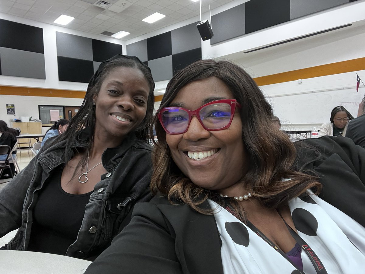 DrWynneLaToya's tweet photo. I had the pleasure to learn from one of our 8th grade math teachers @HoffmanMS_AISD at DSD today!! I can’t wait to see you in action this year!! #LeadLearner #TheFantastic4 https://t.co/cqNhaRhCFy
