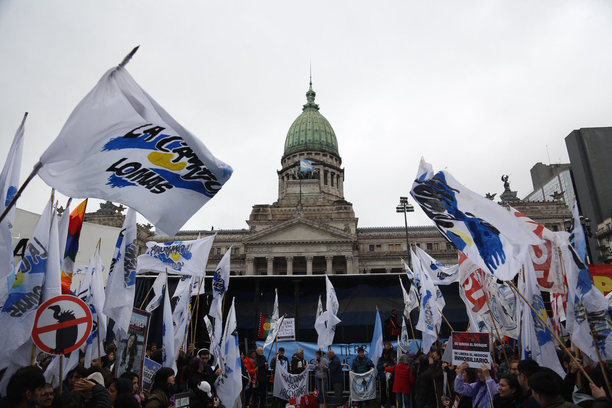 lucampora's tweet photo. La Patria no se vende ni se quema. https://t.co/3Ihu6CNTNw