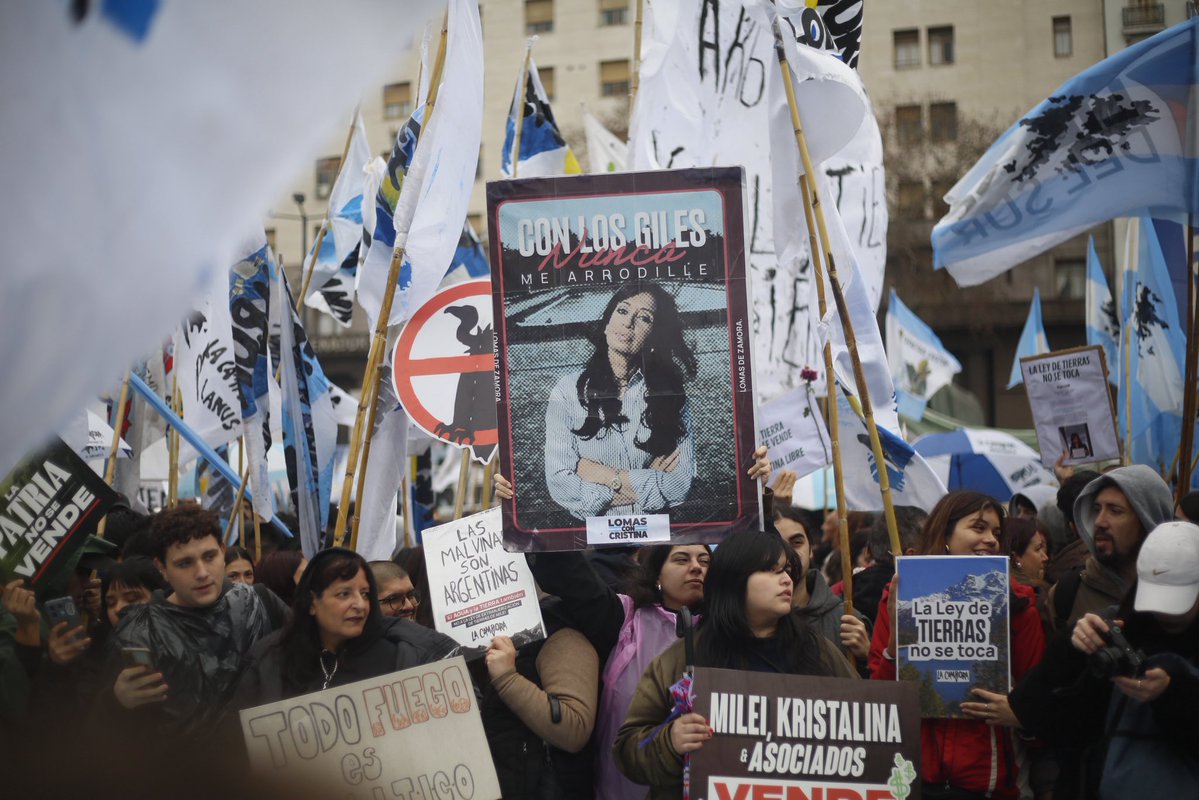 lucampora's tweet photo. La Patria no se vende ni se quema. https://t.co/3Ihu6CNTNw