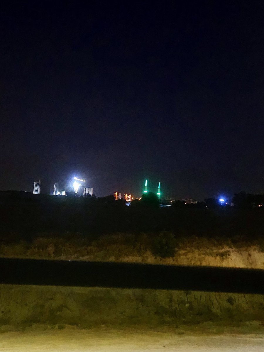 fatmaberberogl7's tweet photo. "Karanlık içine sızıyorsa,
olsun...
Bir ışık bulursun "
🦗🎵🎶🌜#redd #overthinking #Denizli https://t.co/6AZMN83D5O