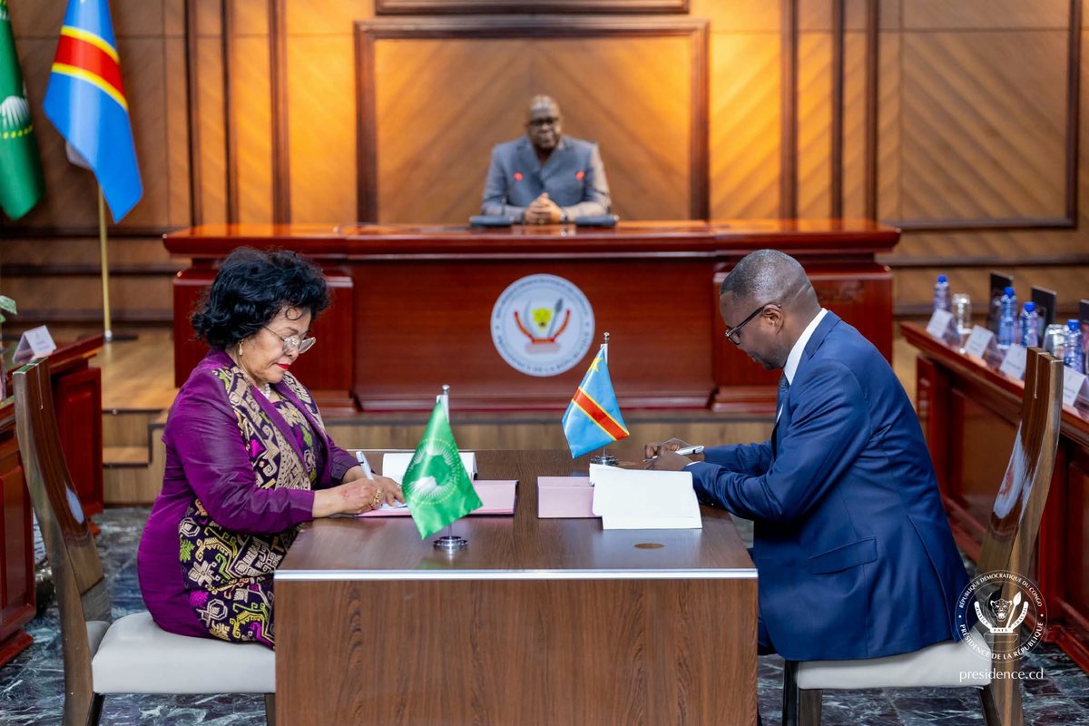 MbulukuMoise's tweet photo. 🛑#JPK ouvre une nouvelle ère de coopération entre la #RDC et l'#AUDA_NEPAD

Le Président de la République, SE Félix-Antoine Tshisekedi Tshilombo @fatshi13 , a présidé, ce jeudi 6 août 2026 à la Cité de l'Union Africaine, la cérémonie de signature de l'Accord portant création du bureau-pays de  @NEPAD_Agency en République Démocratique du Congo. Cette initiative s'inscrit dans sa vision de capitaliser sur l'expertise de cette agence de l'Union Africaine afin d'accélérer la mise en œuvre de projets structurants au service du développement national.

L'accord a été signé par le Ministre du Commerce Extérieur, SE Julien Paluku Kahongya @julienpalukucom , représentant le Gouvernement congolais et Représentant personnel du Chef de l'État auprès de l'AUDA-NEPAD, ainsi que par la Secrétaire Exécutive de l'Agence, Dr Nardos Bekele-Thomas @nardosbthomas.

Le bureau-pays de Kinshasa servira d'interface technique pour l'identification, la structuration et la mobilisation des financements en faveur des grands projets nationaux, conformément à l'Agenda 2063 de l'Union Africaine.

À cette occasion, @julienpalukucom a souligné que cette représentation facilitera également la mobilisation des partenaires techniques et financiers pour des projets intégrateurs tels que le Grand Inga et le Corridor de Lobito. De son côté, la Secrétaire exécutive de l'AUDA-NEPAD a salué l'ouverture de ce bureau, symbole de l'engagement commun de la RDC et de l'Union Africaine à accélérer le développement durable du continent.

Moïse Mbuluku

#UnionAfricaine #RDC #AUDA_NEPAD #Agenda2026 #ProjetsStructurants