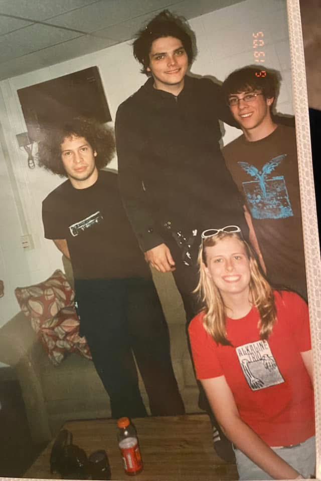 imtherebabyy's tweet photo. found this in a random facebook post’s comments Why is gerard standing on the table https://t.co/vk5hpoq4aq