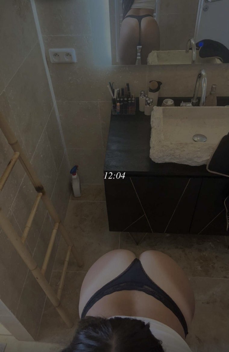 Anaismanao's tweet photo. Mon cul de beurette soumise contre ta queue deal ?🙄 #beurette #cam #snap #nude #soumise #soumis #reine #moneymiss #moneyslave #pied #nudeuse #telegram #leak #algerienne https://t.co/QVK3pz2dx2