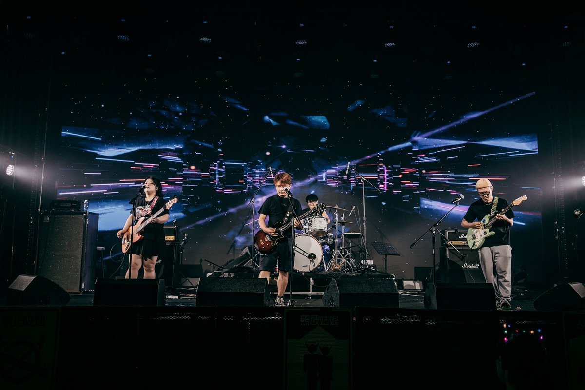 missaco18's tweet photo. [本周六晚校园操场，“吉他弹唱社”带你解锁浪漫夏夜，有民谣专场还有互动点歌，赶来看呀～]， https://t.co/TRlMJh9j2L