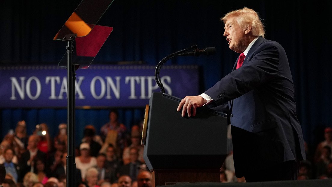 LeninCamposC's tweet photo. #Trump advierte a los #estadounidenses de "una vida en el infierno"
Según el mandatario, eso es lo que traería el #comunismo a su país.

https://t.co/g2kQ1wwgFY https://t.co/g2kIVPz3vT
