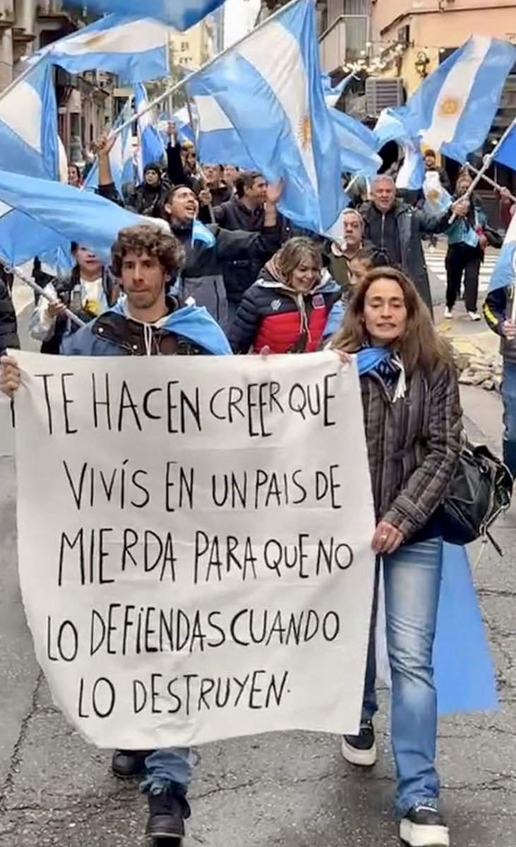 altocandombe's tweet photo. Te hacen creer que vivís en un país de mierda para que no lo defiendas cuando lo destruyen. 🇦🇷 https://t.co/sY4k2jToGv