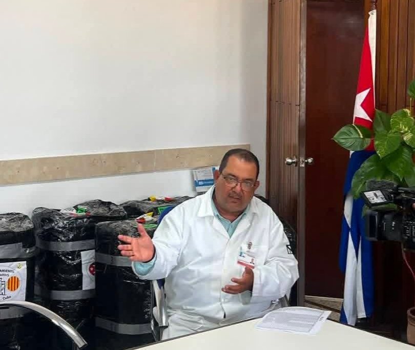 GHNordelo5's tweet photo. Hasta el hospital "Hermanos Ameijeiras" llegaron nuestros hermanos del Hermanamiento Nou Barris - El Cerro, de Barcelona, con los #CDRCuba, para donar varias maletas de medicamentos e insumos médicos. 
#CubaNoSeRinde #Cuba #CubaNoEstáSola https://t.co/3mG98Ppykp