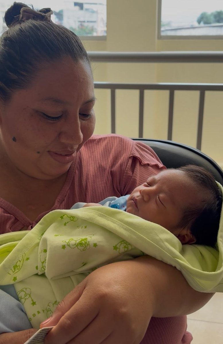 Salud_Guayas's tweet photo. En el Centro de @Salud_Ec #CisneII fomentamos y protegemos la #LactanciaMaterna como la nutrición más completa, segura y llena de amor para nuestros niños desde sus primeros minutos de vida. https://t.co/X1UtTV9kqC