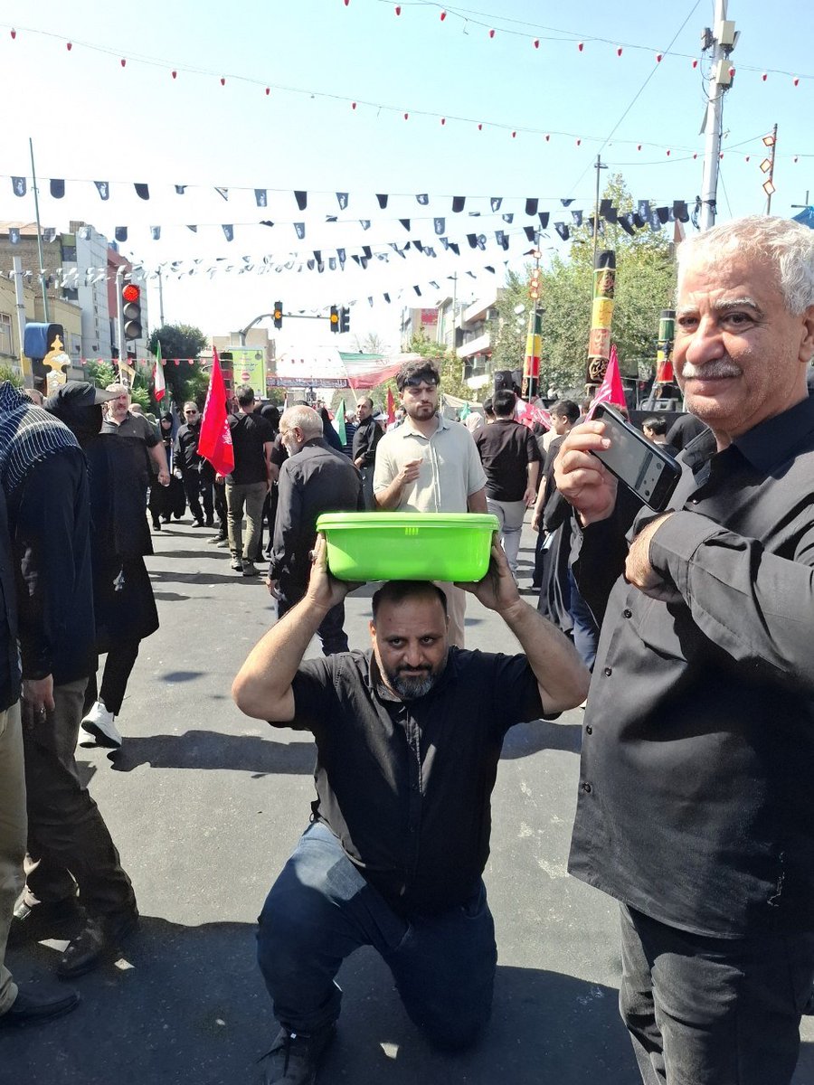 saba_kh990's tweet photo. صدای چای عراقی و نوای «هلا بیکم» تو گوشم می‌پیچد و اشک روی گونه‌هایم می‌سراید. امسال سهم من پیاده‌روی تهران است؛ قدم به قدم تا ری، به امید نگاه مهربان حسین (ع).

#جاماندگان_اربعین https://t.co/uD0ZoGagVJ