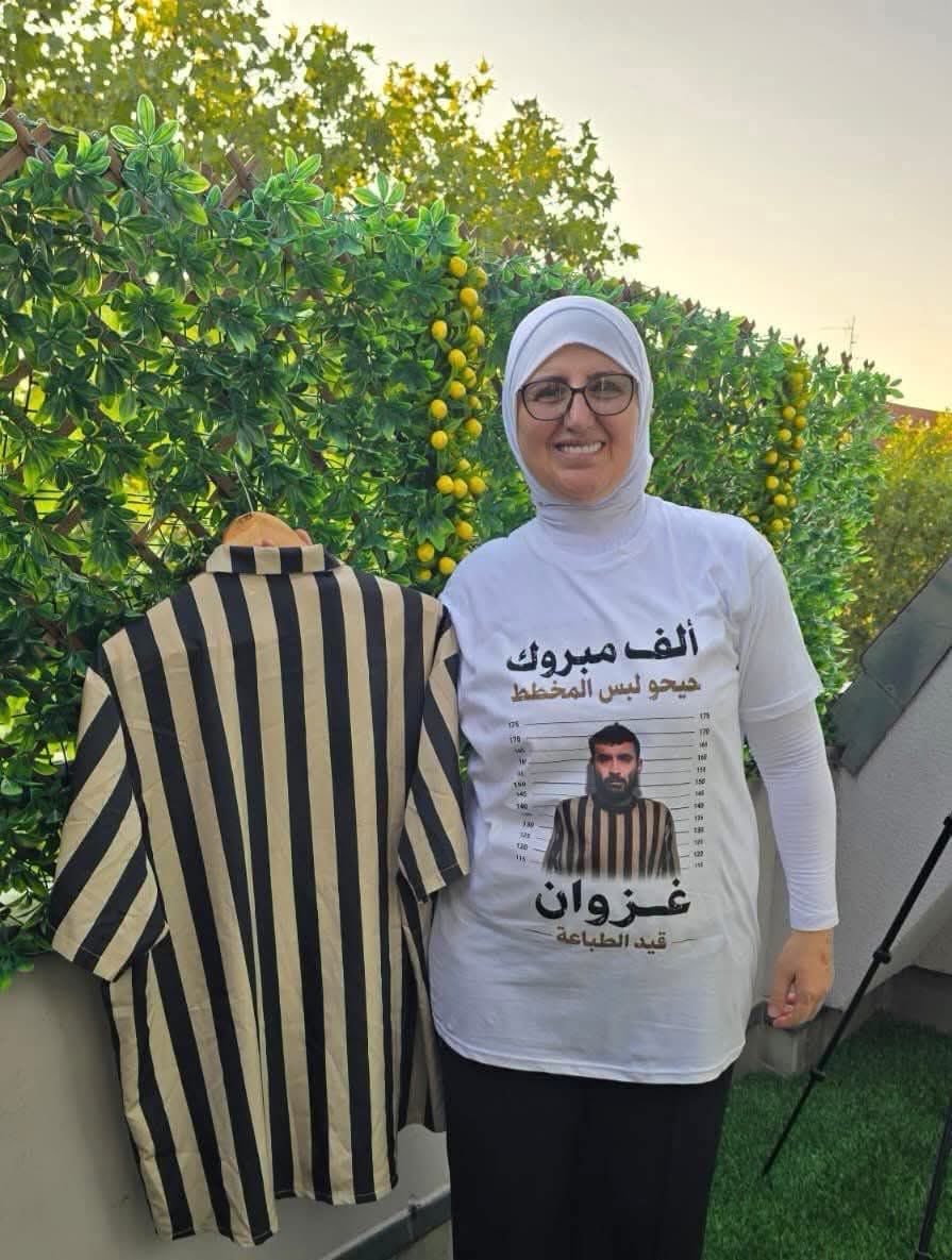 abo_charbel14's tweet photo. السيدة في الصورة أدناه.. شامتة بشخص تم اعتقاله على خلفية معارضته لسلطة الجولاني

السيدة في الصورة أدناه.. كانت من السيدات اللوات ِ شاركن َ في الثورة السورية.. و كانت ترفض اعتقال الناشطين على زمان الأسد

السيدة في الصورة أدناه.. تعيش في ألمانيا.. و تؤيد الحكومة الداعشية التي لا تريد أن تعيش في كنفها

السيدة في الصورة أدناه.. تُحرّض ضد كل من ينتقد الحكومة الداعشية.. و لكنها تذهب إلى سوريا زيارات للرفاهية فقط

في ناس صار عندهم استعداد يطالبوا الحكومة بالضرب بيد من حديد.. و استخدام الكيماوي على اي مدينة ممكن تعارض الحكومة.. و قريباً رح يطالبوا بإعادة فتح صيدنايا من جديد

في ناس صار ما عندهم مانع يت��ارس نفس الظلم و القمع و القتل على غيرهم.. متل ما صار عليهم

نحنا بس غيرنا القاتل المعبود.. بس العبيد متل ما هنن