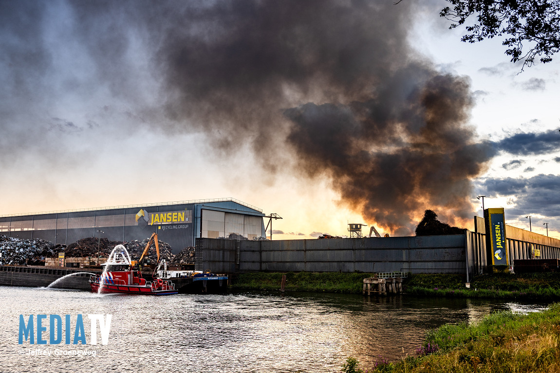 Brand in schroothoop op Van Leeuwenhoekweg in Dordrecht