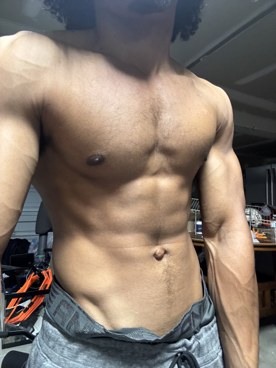 tttheitaliannn2's tweet photo. retweet if you like young muscular men https://t.co/hnLmsg9IqW
